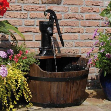 Forme Tonneau Pour Cette Fontaine De Jardin Newcastle Ubbink Avec Pompe